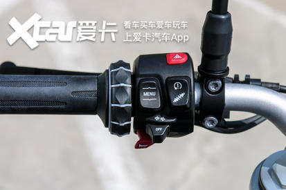 宝马f900r旅行版和运动版怎么选,新款宝马大小眼街车