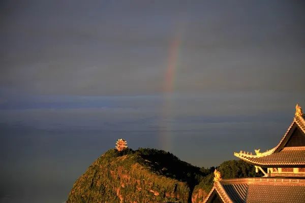 夏日登山看景,夏日峨眉山