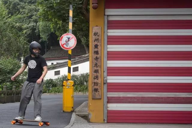 灵隐寺招人火爆热搜，不用出家！当初入职90后小伙再度走红：一年半瘦20斤，8小时上班制，KPI随缘