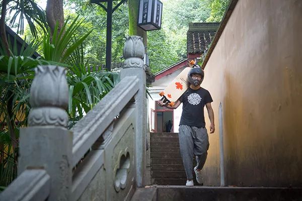 灵隐寺招人火爆热搜，不用出家！当初入职90后小伙再度走红：一年半瘦20斤，8小时上班制，KPI随缘