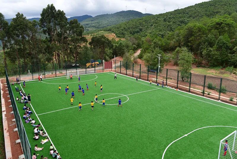 大山深处足球场,看见空旷的草坪就很舒服