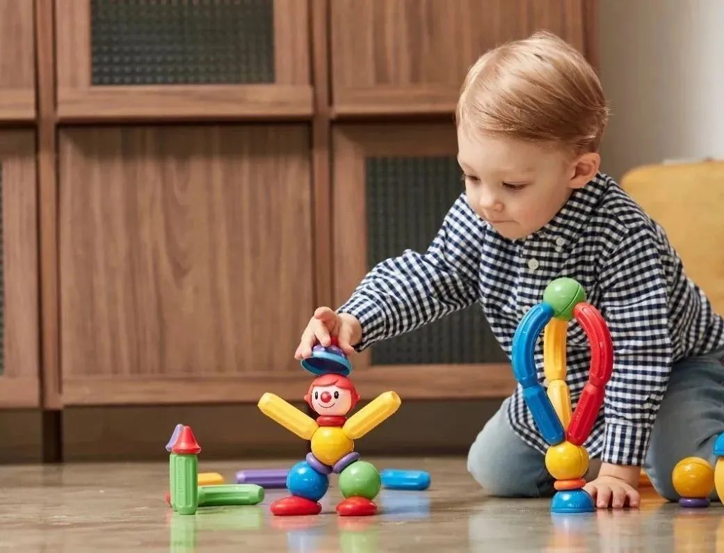 不吵不闹一切为了孩子过日子,不吵不闹一个人玩