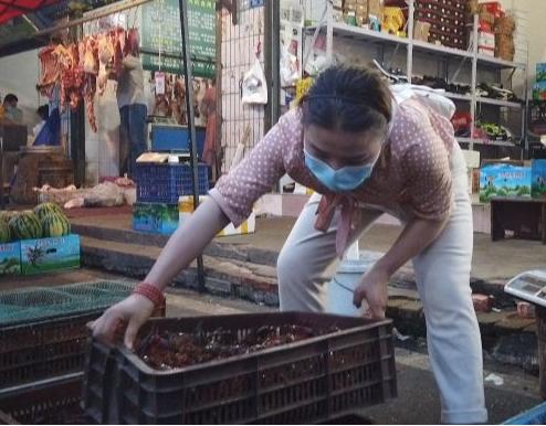 直面疫情，健身房女老板做起了“卖虾姑娘”