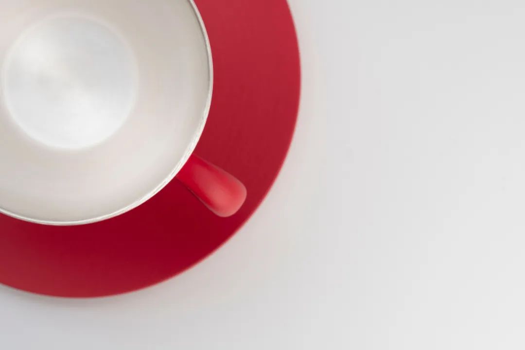 把故宫红、青花蓝捧在手心，以“银杯”畅饮