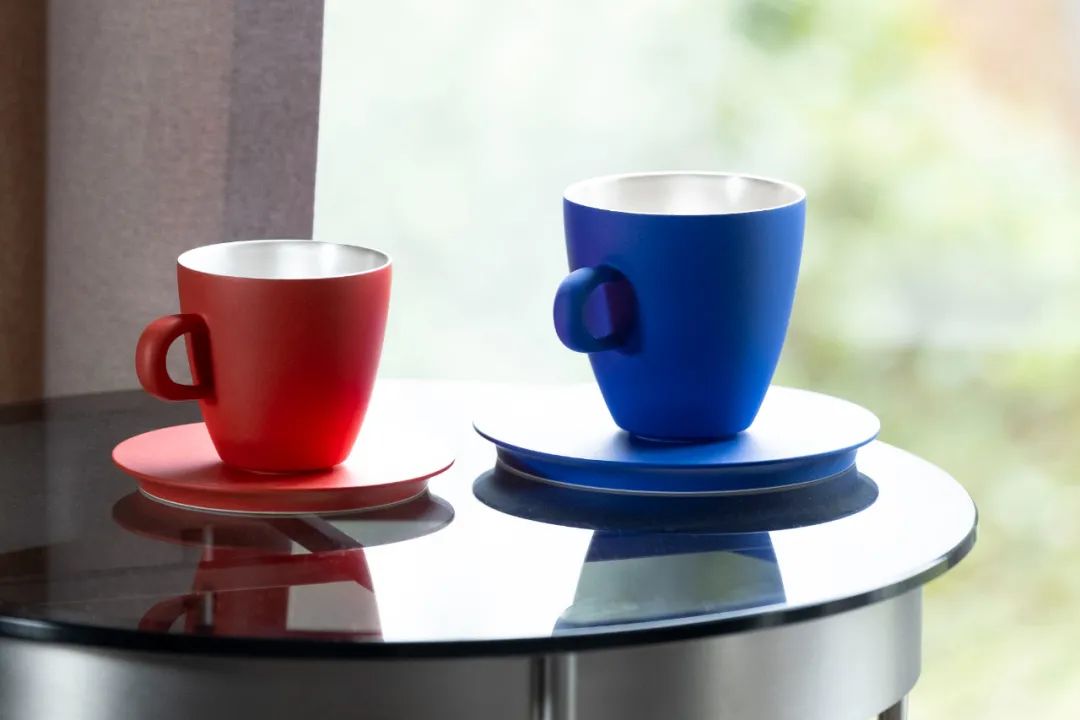 把故宫红、青花蓝捧在手心，以“银杯”畅饮