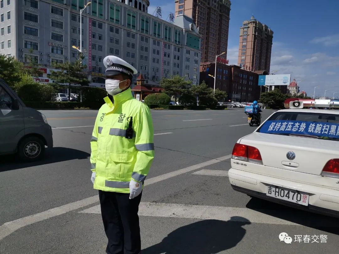 最美交警的温暖瞬间,致敬最美交警风雨中的坚守