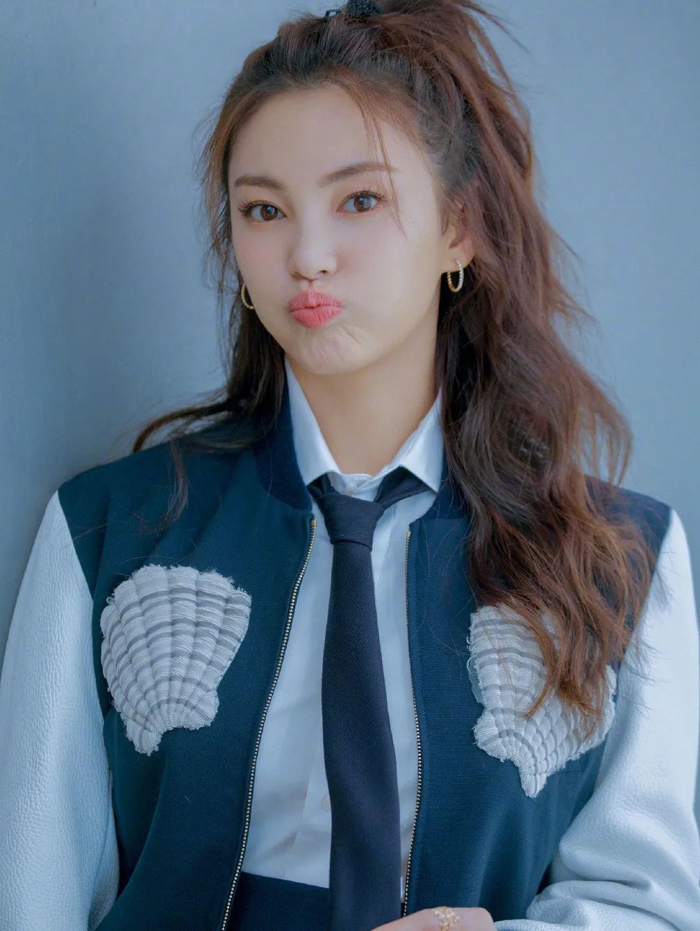 大家都在追《三十而已》,我却偷偷看了看她的化妆台