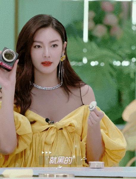 大家都在追《三十而已》,我却偷偷看了看她的化妆台