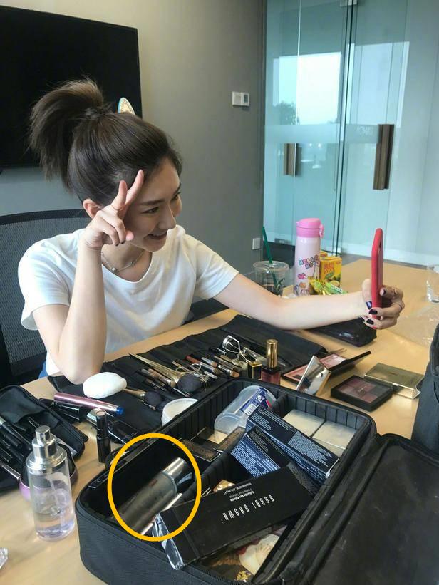 大家都在追《三十而已》,我却偷偷看了看她的化妆台