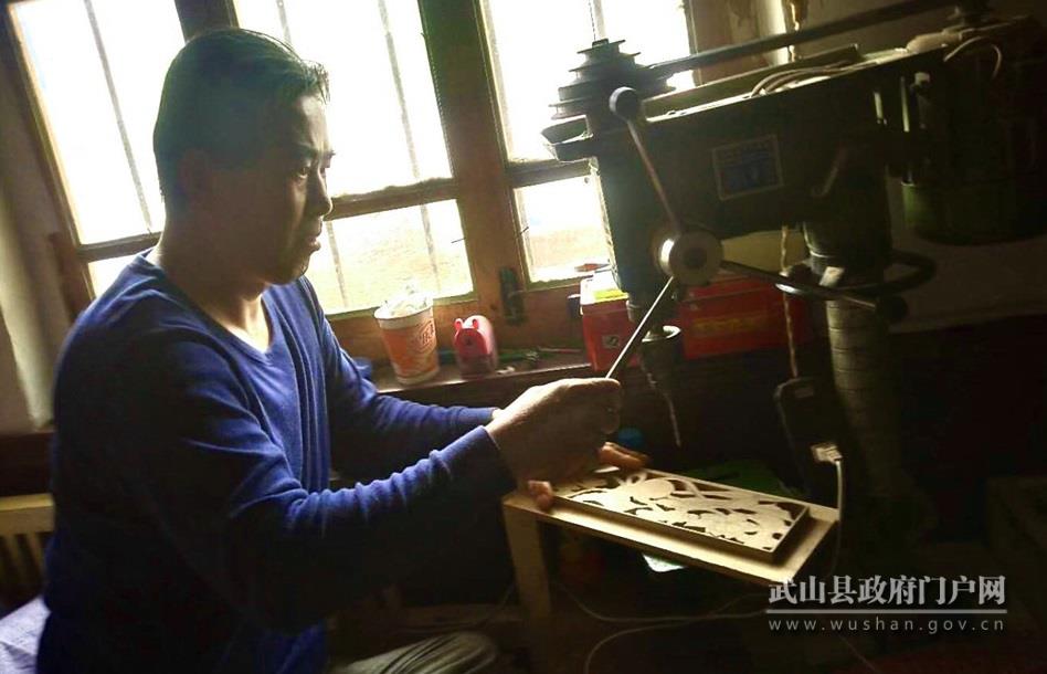 李兴得：身残志坚木雕绽放致富花