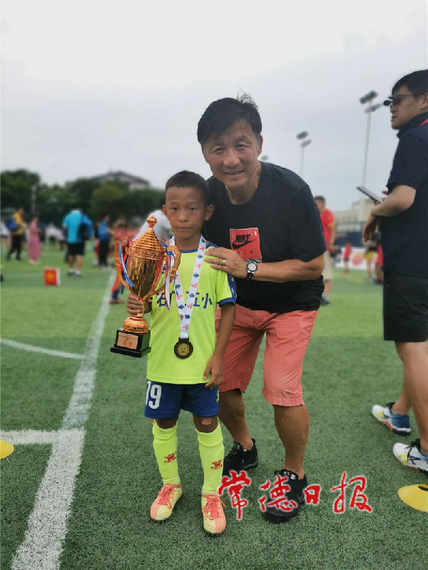 石门足球大赛季军,石门五完小勇夺全国足球大赛季军