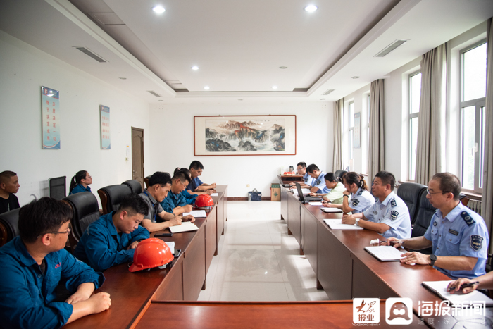 顶着高温在烈日中执勤,顶烈日抗高温视频