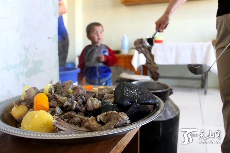 蒙古国3万只羊够吃吗,从小吃香料的羊