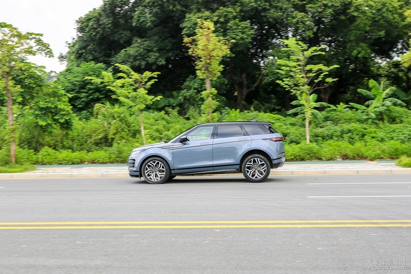 2020路虎揽胜极光评测,沉浸式看车19款路虎极光