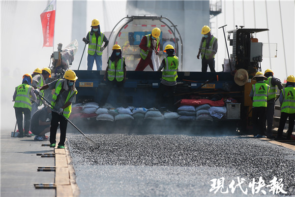 一周磨坏一双鞋！脚踏136℃沥青，他们“趁热”修路