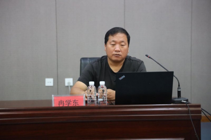 作家冉学东为榆林新元洁能公司员工授课
