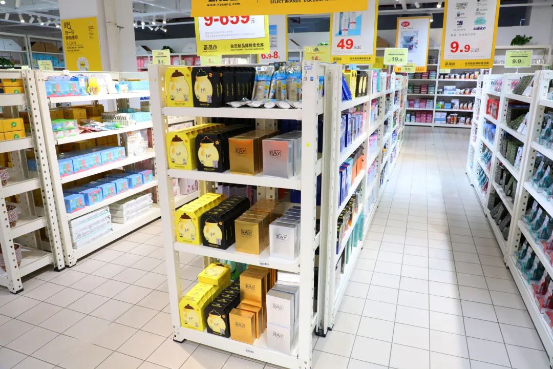 火爆魔都的荟品仓登陆松江！Nike、阿迪…全场一折起！2000个拉杆箱1元领