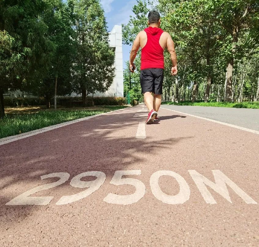 漫游古城享受惬意时光,感受大自然的气息和美景逛新城