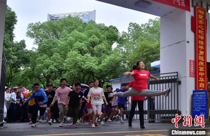 点赞｜“一字马”女孩考上中国美院被嘲？这段回应超霸气