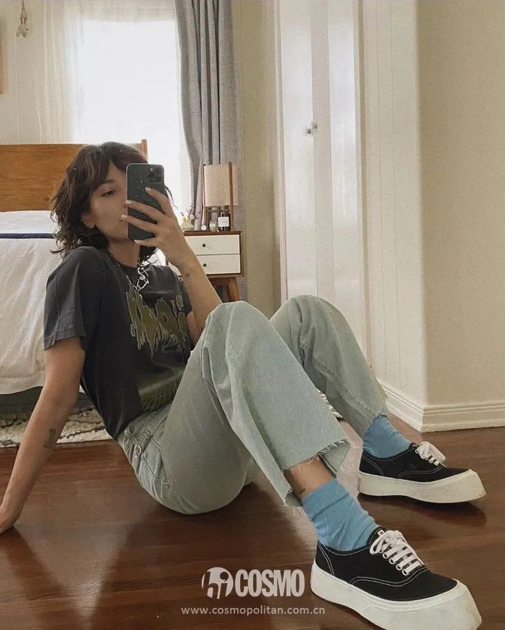 配饰狂|娜娜左黄右紫的撞色袜时髦到飞起,我有点跟不上...