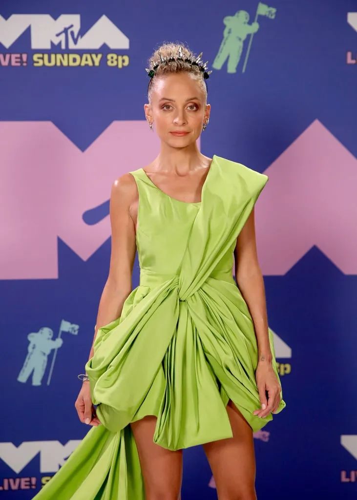 讲真的｜Gaga连换9套装备，贝拉和盆栽哥VMA“重聚”