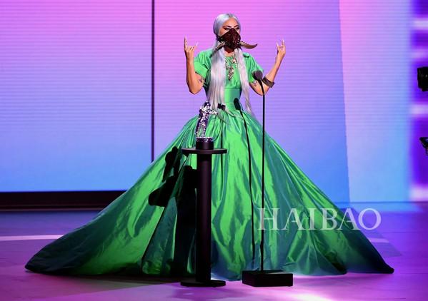 Gaga连换9套装备,贝拉和盆栽哥VMA“重聚”