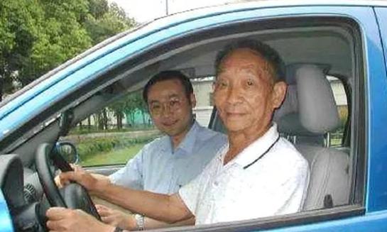 袁隆平三个儿子共生几个孙子孙女,袁隆平和两个孙女合影