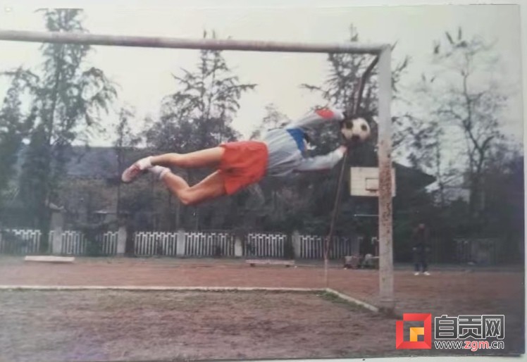 “球痴”——记江姐中学女足主教练田大友