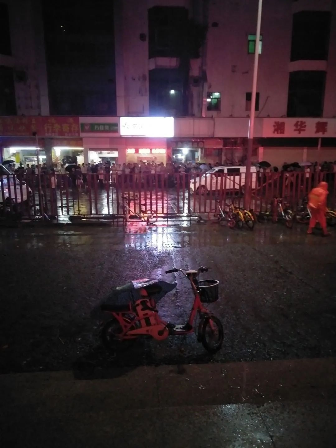 有人说他们是混吃等死的社会废物，在我看来并不是