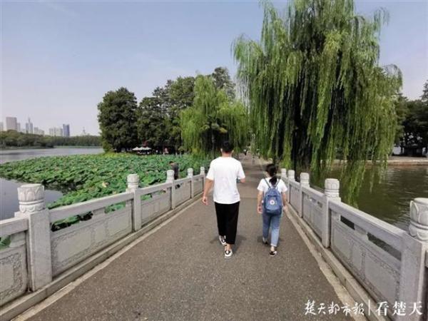 想念武汉菜的味道，想念工作过的九楼！大连小伙回汉重逢“爱心体”