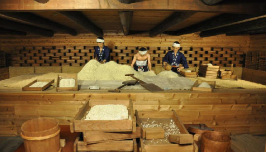 日本人用酒洗脸，60岁还没有皱纹，黑头粉刺全消失，整张脸白皙光滑，细腻弹润