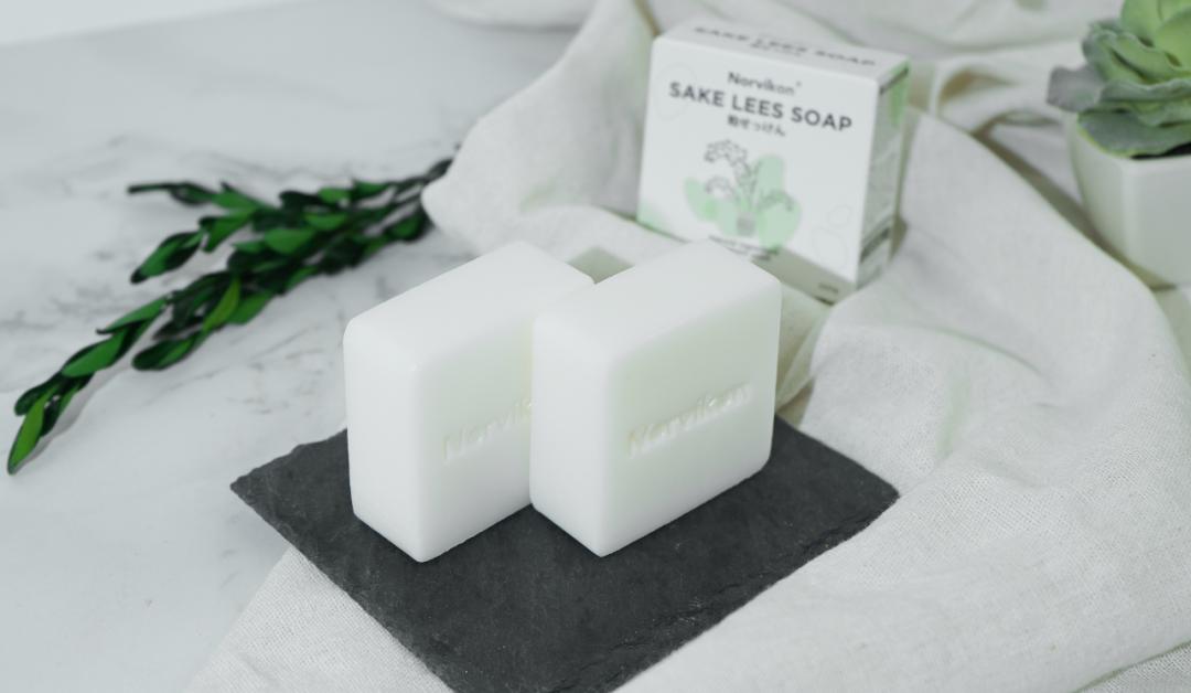 日本人用酒洗脸，60岁还没有皱纹，黑头粉刺全消失，整张脸白皙光滑，细腻弹润