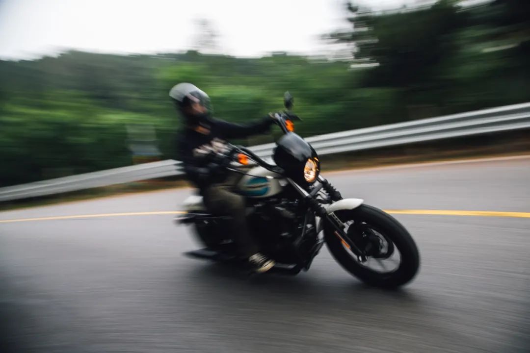 哈雷戴维森IRON1200:让我在秋天里无法自拔