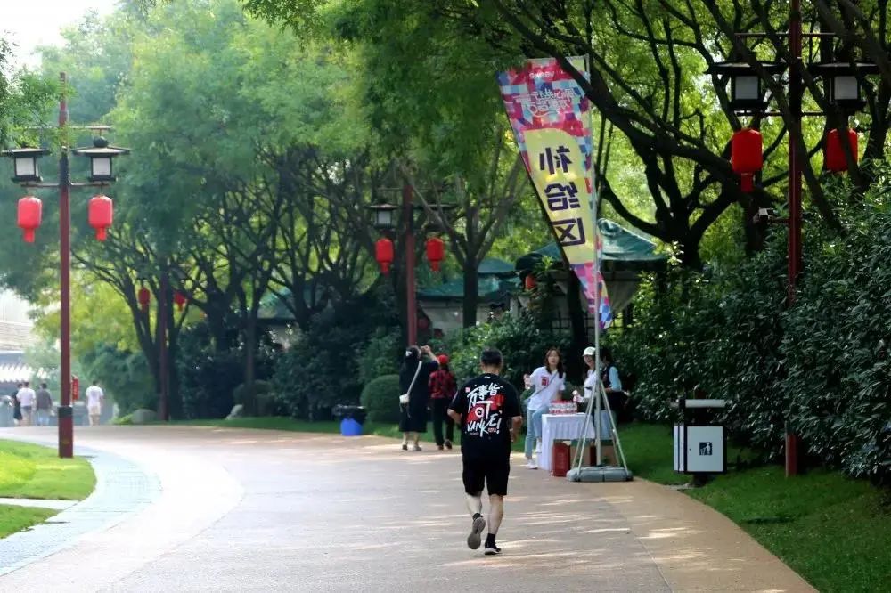 越夜越嗨丨顶级夜跑景区，给你成本最低的人鱼线！