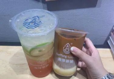 入秋第一杯52块钱的奶茶,奶茶刷爆朋友圈的秋天的第一杯