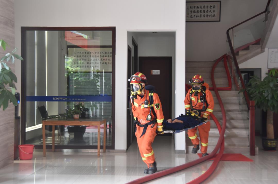 特巡警大队开展消防应急处置演练,灭火救援消防员巡查演练