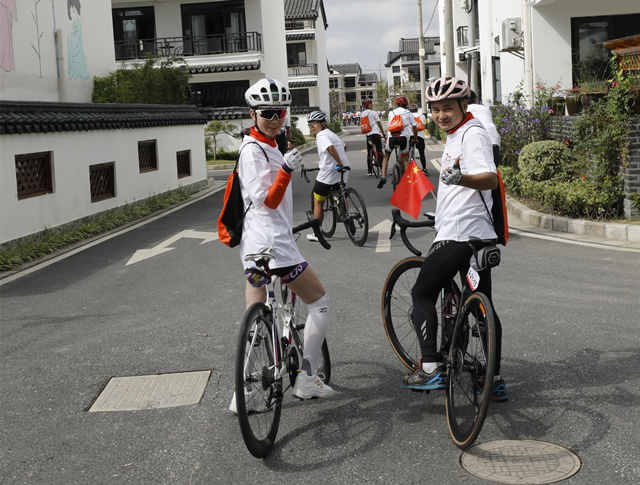 秋高气爽一起去游山玩水,秋高气爽一起来骑行吧