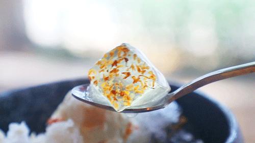 滨江西的新晋甜品店，一对情侣、两只柴犬守护着，超有爱