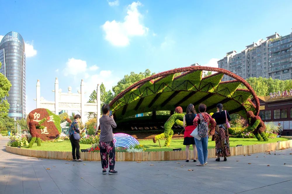 今天，中秋邂逅国庆！拱墅一身“红妆”一城月色，映照万千团圆至味！