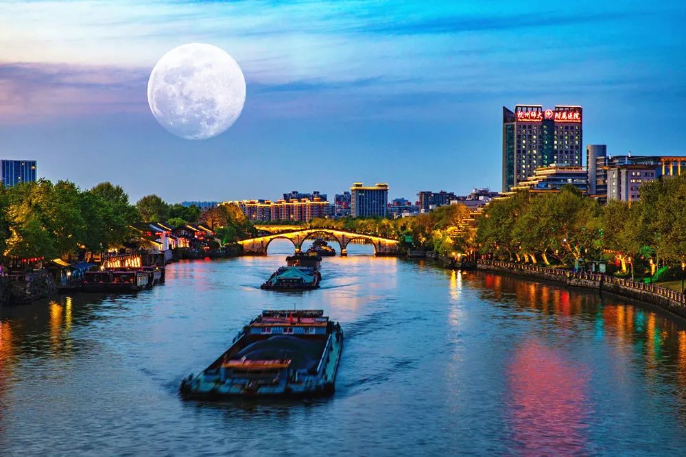 今天，中秋邂逅国庆！拱墅一身“红妆”一城月色，映照万千团圆至味！