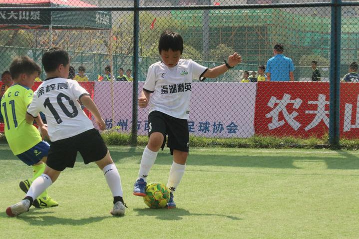 国庆假期怎么过？这些足球小将们选择去绿茵场上踢球