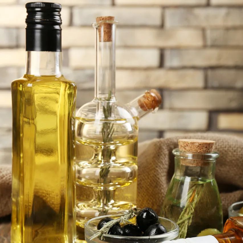 小心被没收！大闸蟹、白酒能带上高铁吗？火车*禁品违**清单来了