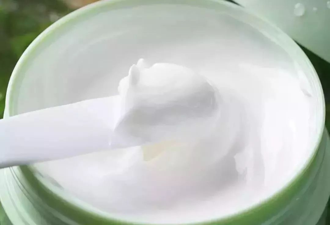 皮肤干的女生用的网红面膜,冬天女生脸部干燥用什么护肤品