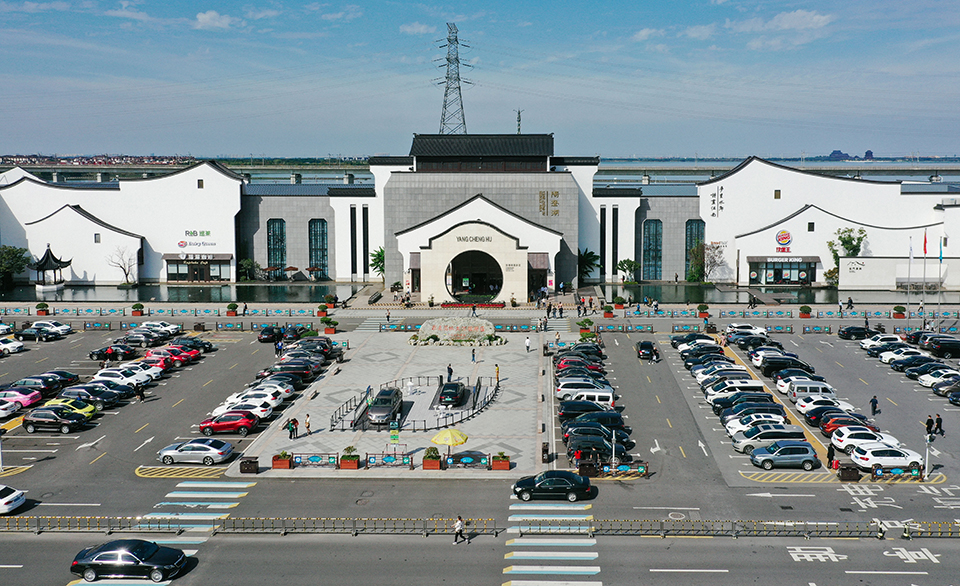 一群桐乡商人，20年咬定服务区生意——“豪华”高速公路服务区背后