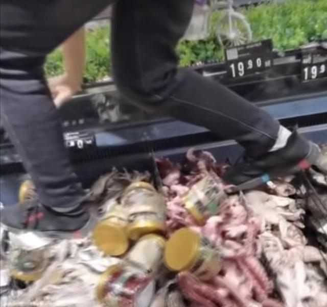超市员工脚踩冰冻食品,永辉超市工作人员脚踩冷冻鱼虾