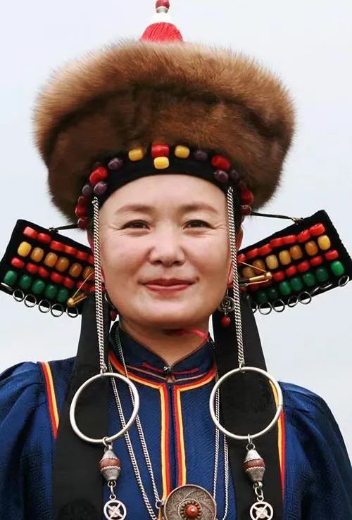 蒙古族的特色服饰图片,蒙古草原风情服饰