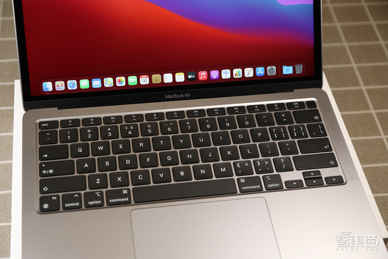 M1芯片版MacBookAir体验，苹果用三招“绝杀”自己？