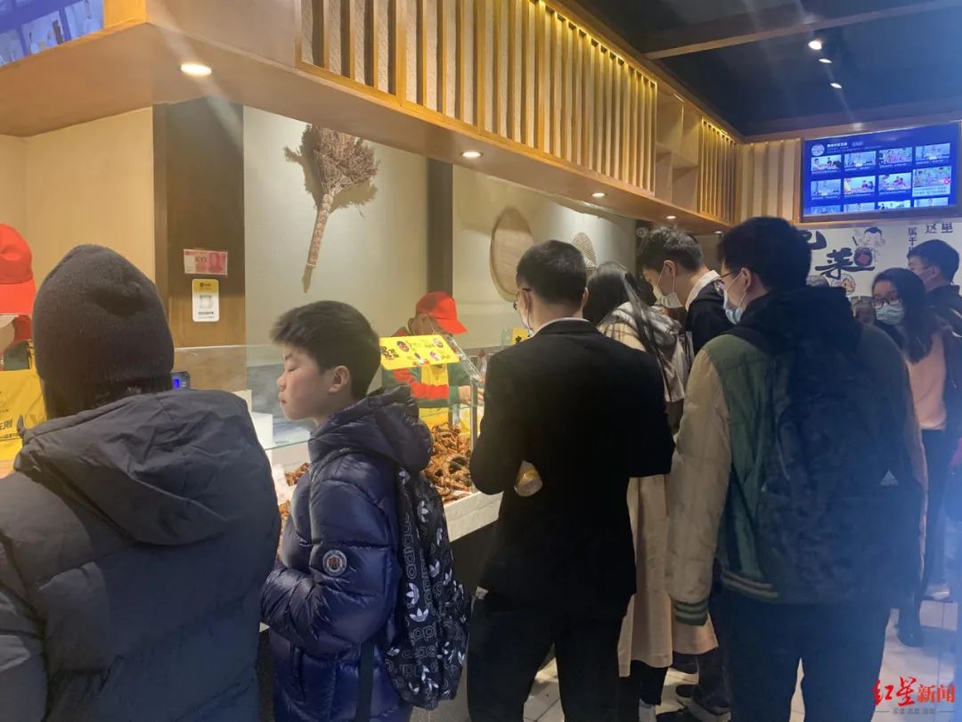 成都又新添一大波“明星店”!关晓彤的奶茶、黄晓明的复古烤肉、网红厨师王刚的秘制卤菜…都来啦