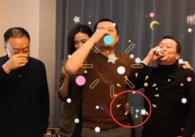 李亚鹏正式见小19岁新欢亲友,李亚鹏罕见秀恩爱无惧19岁年龄差