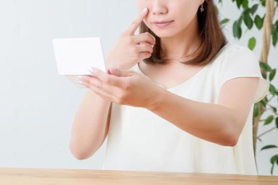 日本美容师法令纹按摩手法教程,精华按摩淡化法令纹手法